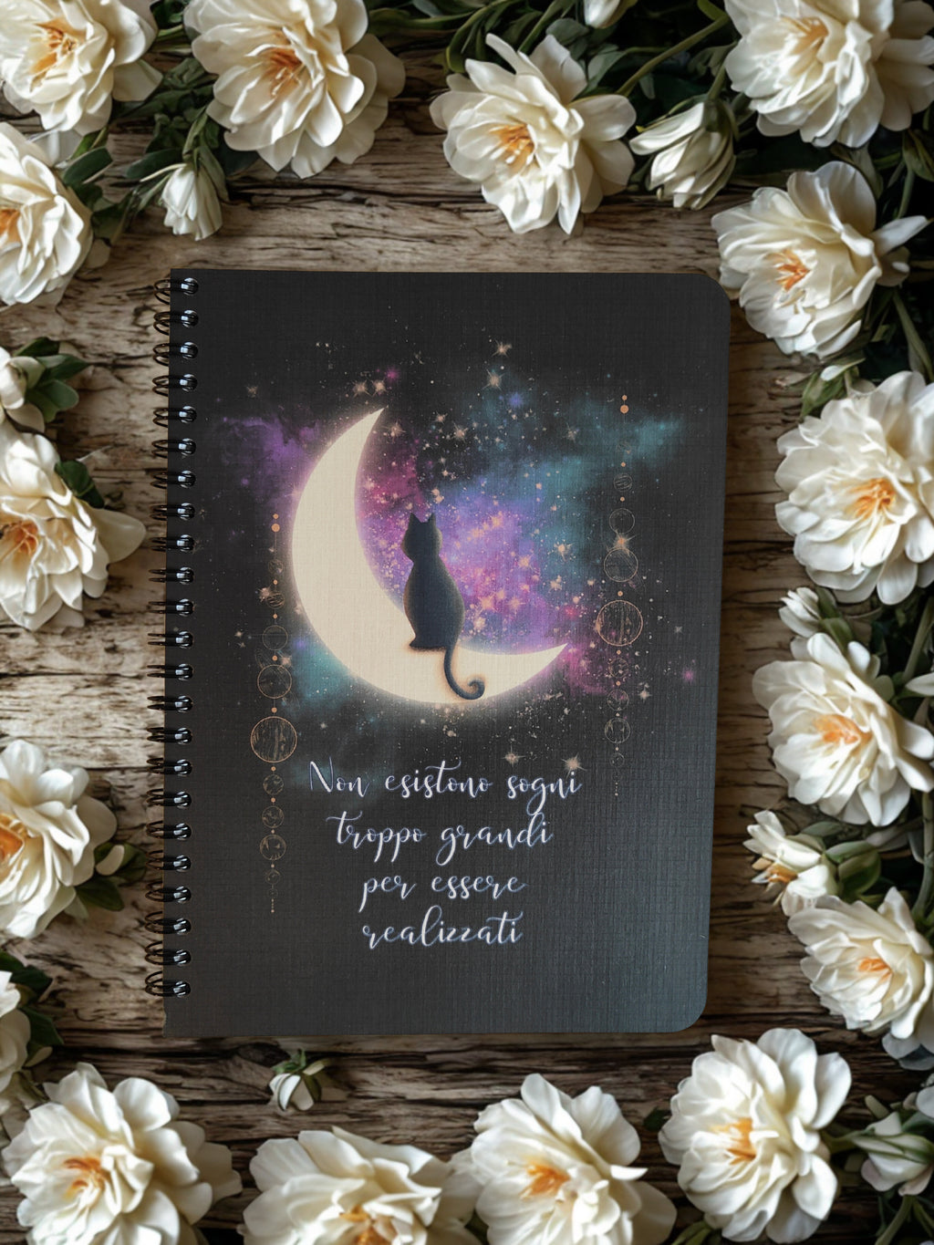 Quaderno artigianale illustrato "L'essenza dei sogni" - gatto sulla luna e frasi ispirazionali