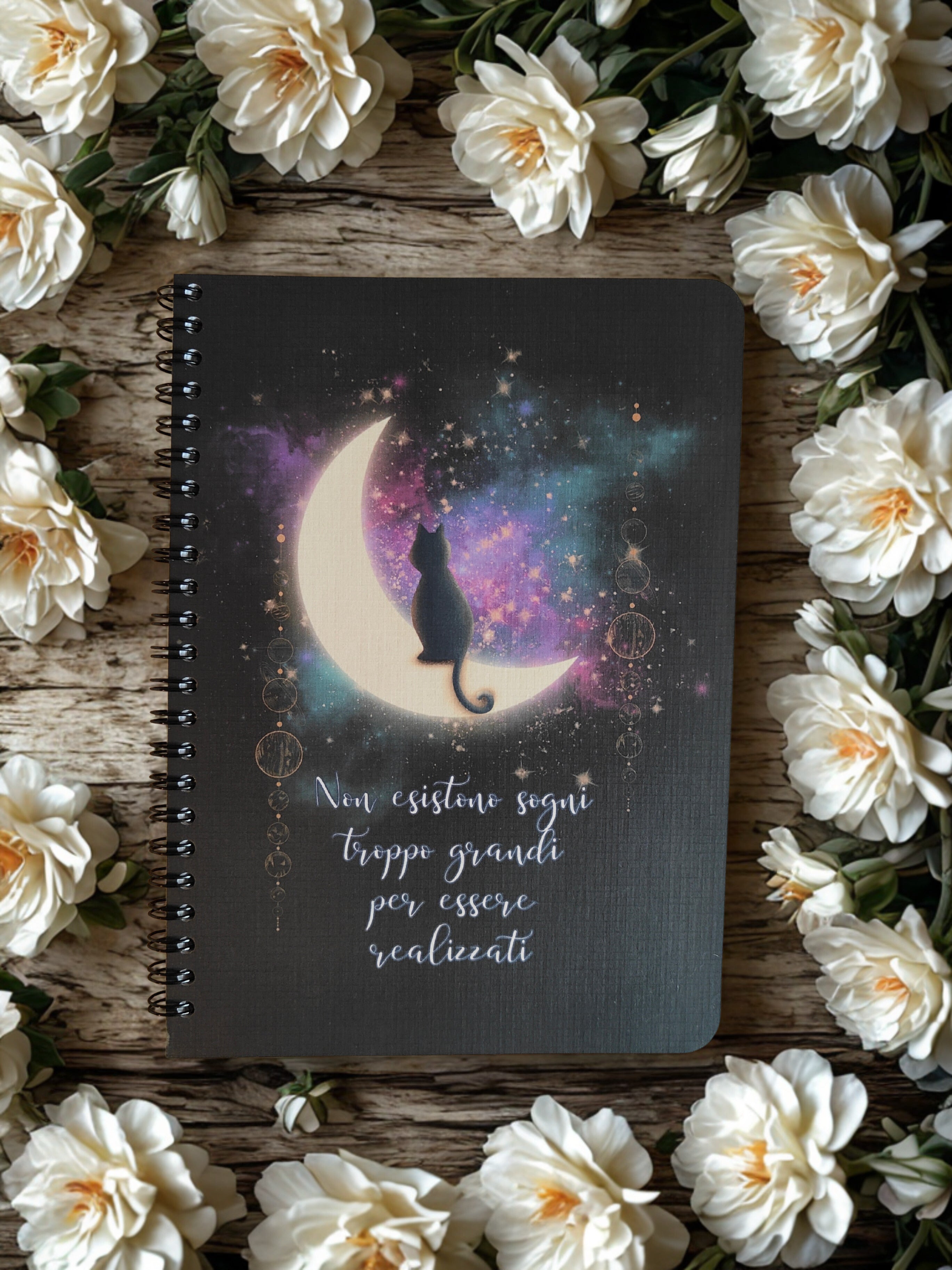 Quaderno artigianale illustrato "L'essenza dei sogni" - gatto sulla luna e frasi ispirazionali