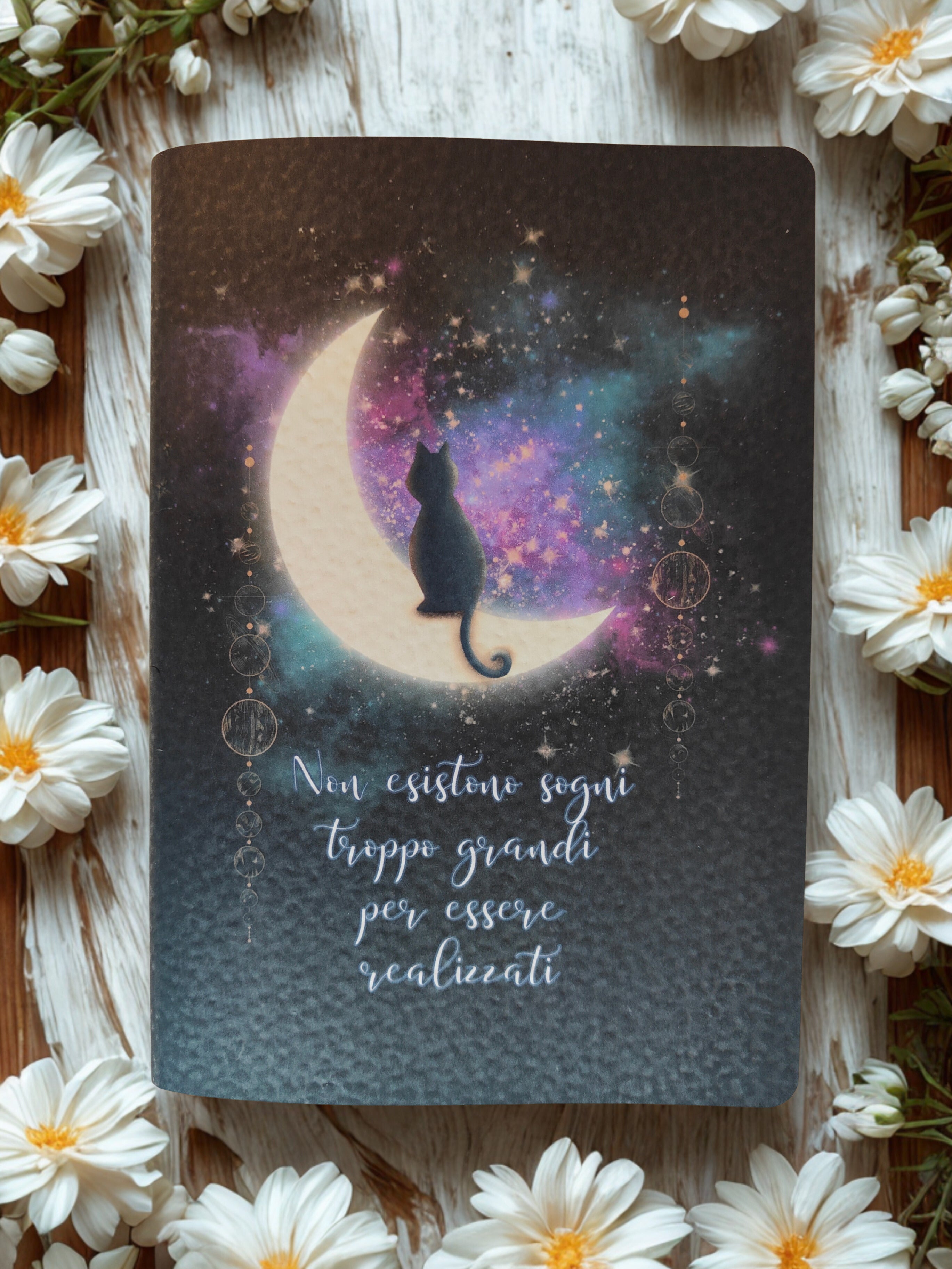 Quaderno artigianale illustrato "L'essenza dei sogni" - gatto sulla luna e frasi ispirazionali