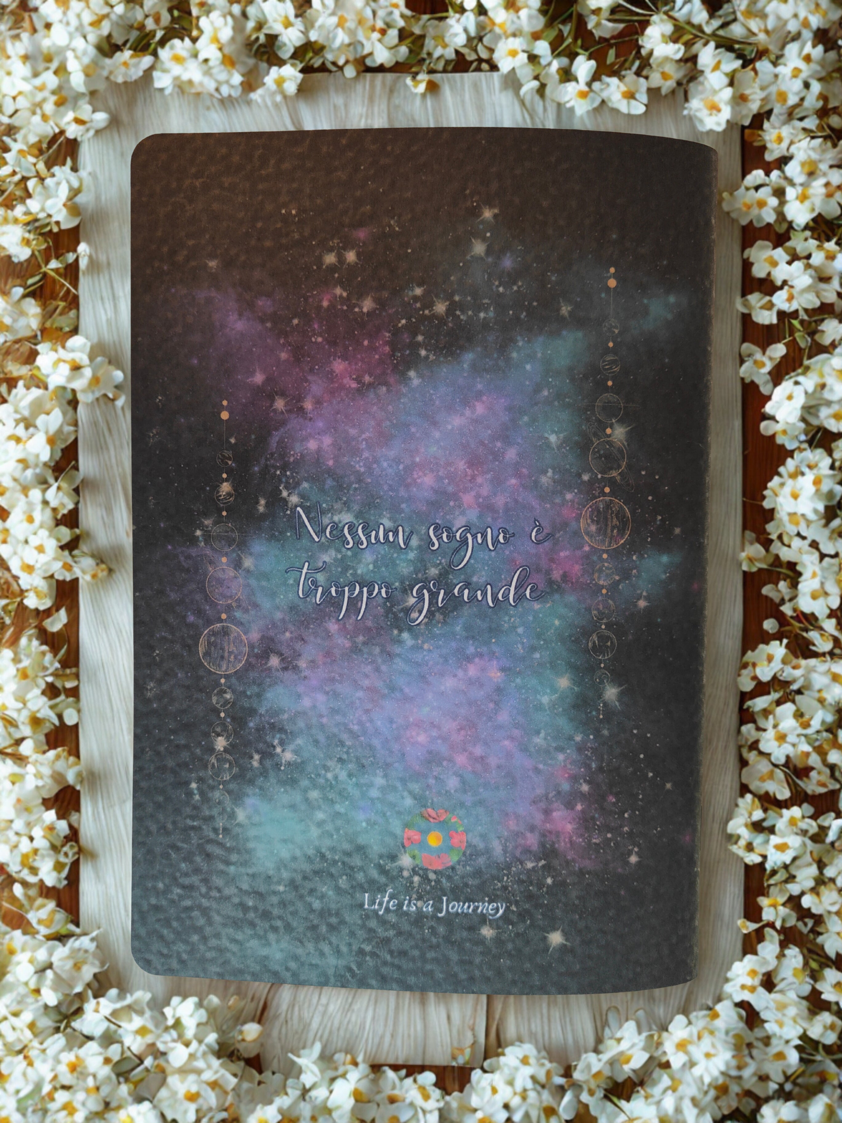 Quaderno artigianale illustrato "L'essenza dei sogni" - gatto sulla luna e frasi ispirazionali