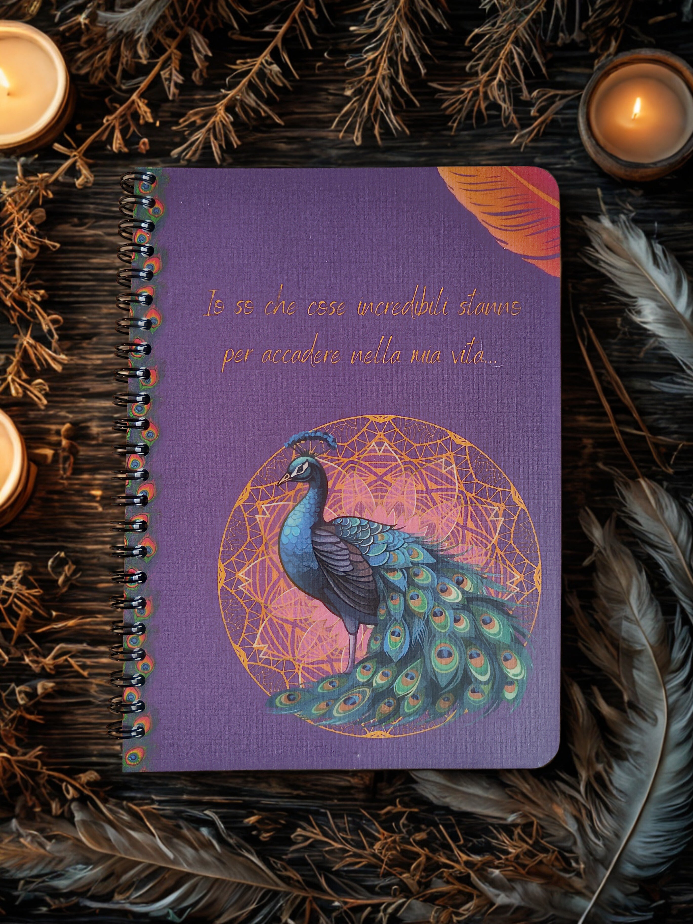 Quaderno artigianale illustrato ispirazionale "Rinascita" - pavone simbolo di forza e trasformazione