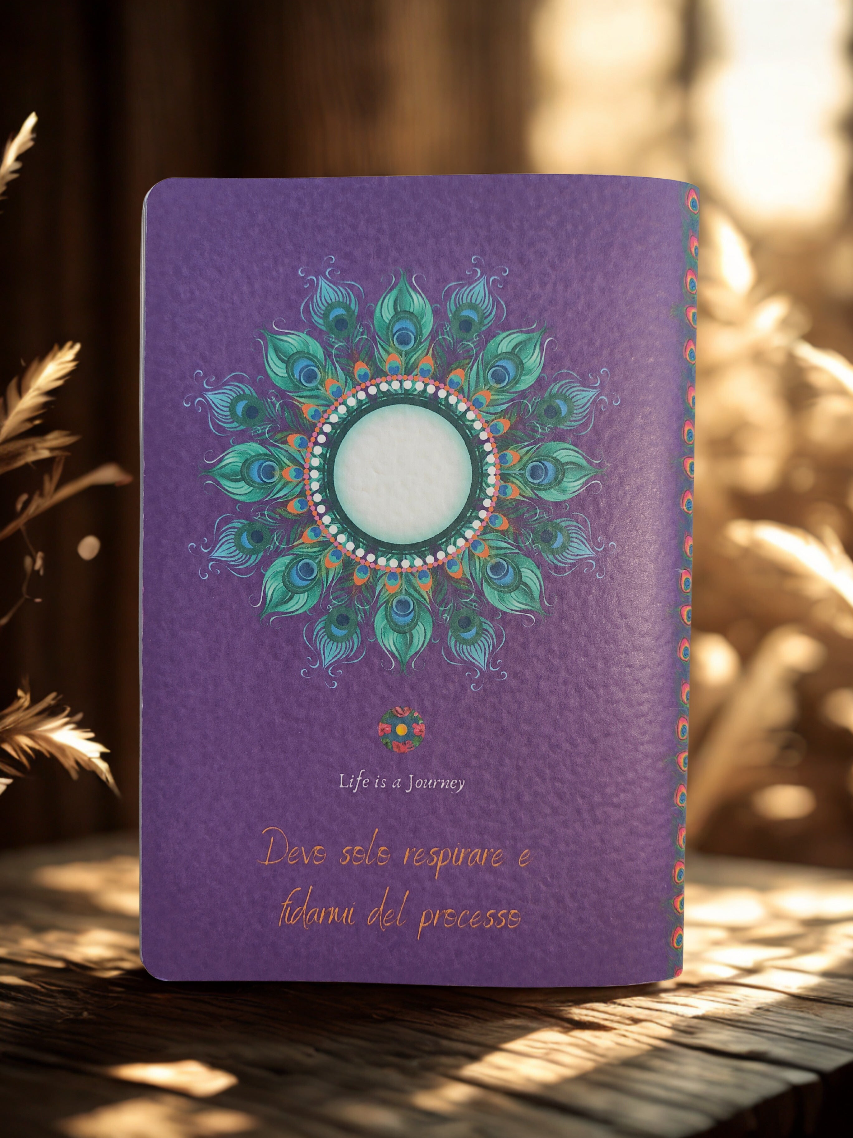 Quaderno artigianale illustrato ispirazionale "Rinascita" - pavone simbolo di forza e trasformazione